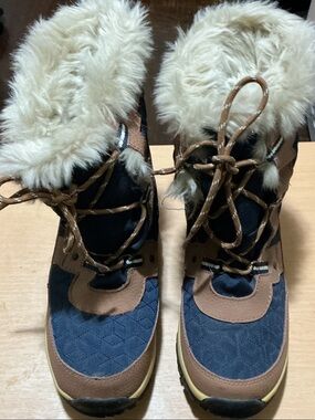 BearPaw Cream Faux Fur-Lined Women's Boot